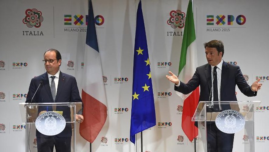 Matteo Renzi (d) et François Hollande lors d'une conférence de presse conjointe le 21 mai 2015 à l'Exposition universelle de Milan, dans le nord de l'Italie