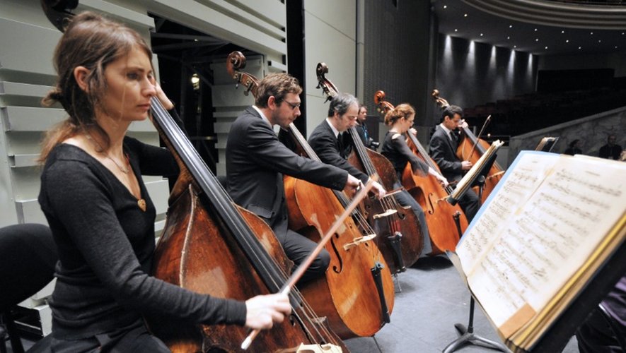 Des musiciens de l' "Orchestre Lamoureux", dirigé par Fayçal Karoui, jouent le Boléro de Maurice Ravel, le 3 février 2016 à la Cité des Congrès de Nantes