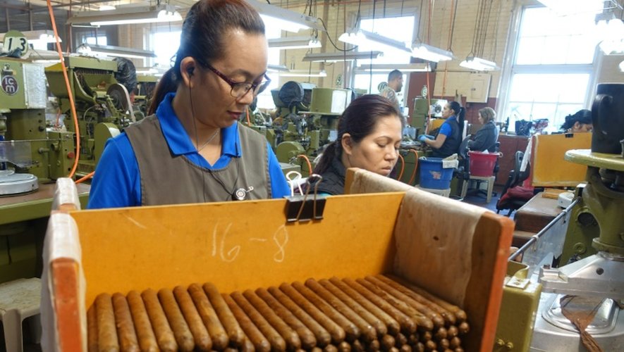 Des employés de la fabrique de cigares de J.C. Newman, travaillent sur des machines très anciennes, à Tampa en Floride le 21 avril 2016