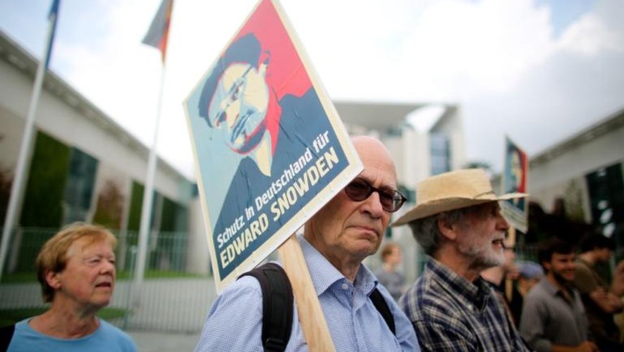 Des sympathisants de l'organisation Campact manifestent devant la Chancellerie allemande pour témoigner leur soutien à l'ancien consultant du renseignement américain Edward Snowden, le 4 juillet 2013