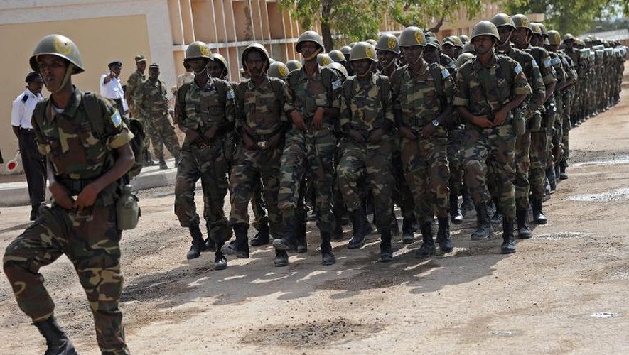 Des soldats somaliens le 12 avril 2015 à Mogadiscio, lors d'un défilé militaire