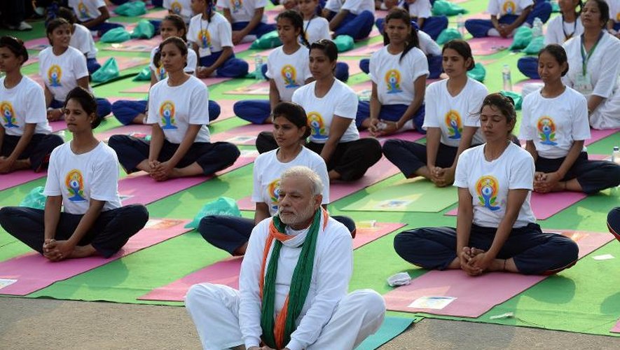 Le Premier ministre indien Narendra Modi se livre en public à des exercices de yoga, pour la première Journée internationale du yoga, à New Delhi le 21 juin 2015