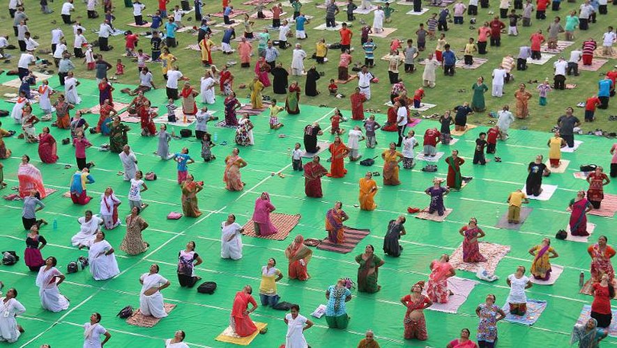 Des Indiens se livrent à des exercices de yoga à Jodhpur le 21 juin 2015 pour la journée mondiale du yoga