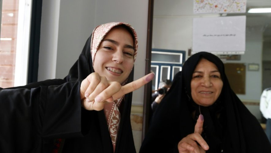 Deux Iraniennes à la sortie du bureau de vote de Robat Karim, le 29 avril 2016