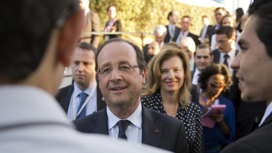 Le président français François Hollande et sa compagne Valérie Trierweiler, à l'école Gustave Flaubert de La Marsa, près de Tunis, le 4 juillet 2013