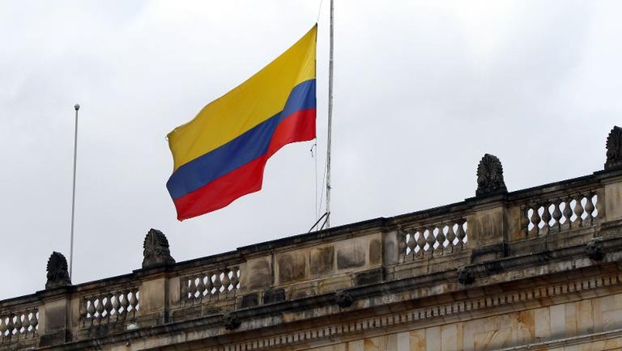 Le drapeau colombien ramené à mi-mât après la mort de l'écrivain Gabriel Garcia Marquez, le 18 avril 2014 à Bogota