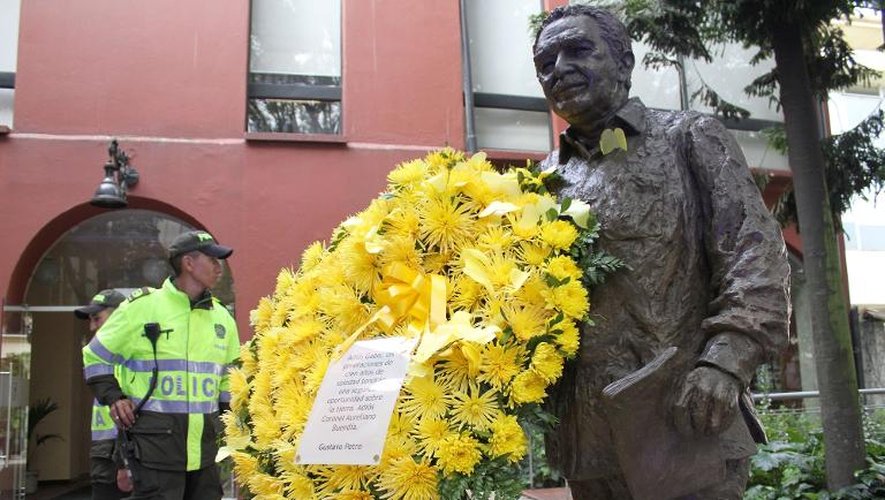 Des policiers près d'une sculpture de l'écrivain colombien décédé Gabriel Garcia Marquez, le 18 avril 2014 à Bogota
