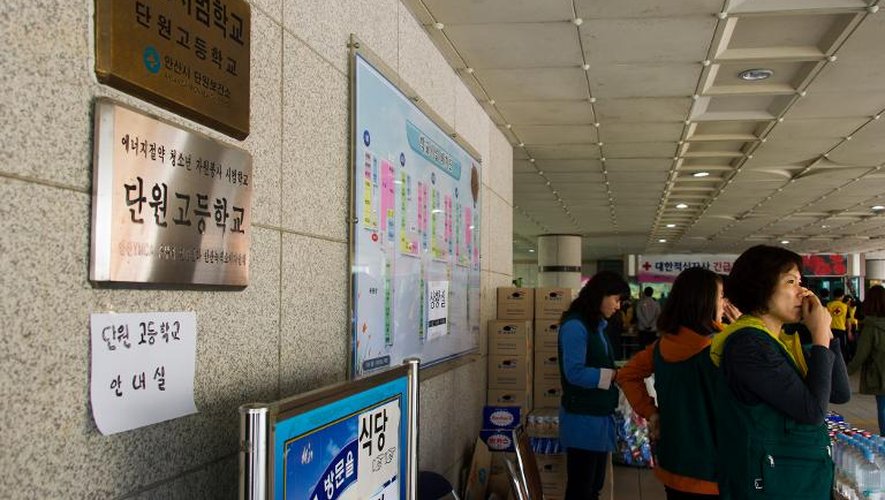 Des volontaires venus offrir leur soutien à l'école de Danwon à Ansan le 18 avril 2014, alors que nombre d'écoliers ont disparu lors du naufrage du ferry Sewol