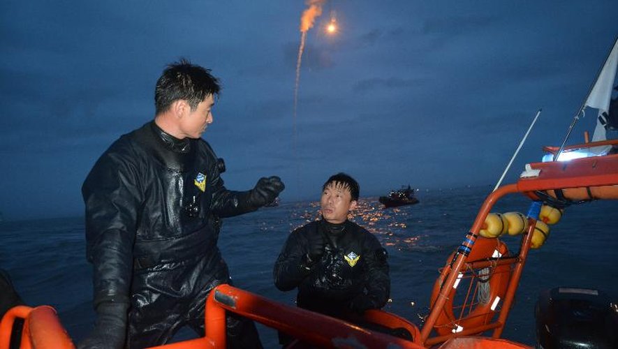 Une équipe de secours sud-coréenne s'apprête à plonger pour rechercher des passagers du ferry naufragé, le 18 avril 2014
