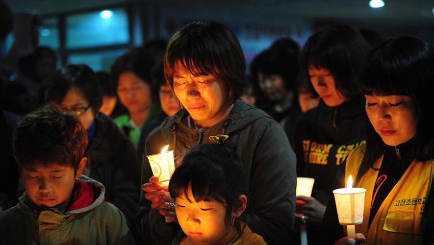 Des étudiants coréens de l'école de Danwon se recueillent en hommage aux élèves disparus dans le naufrage du ferry à Ansan, le 17 avril 2014