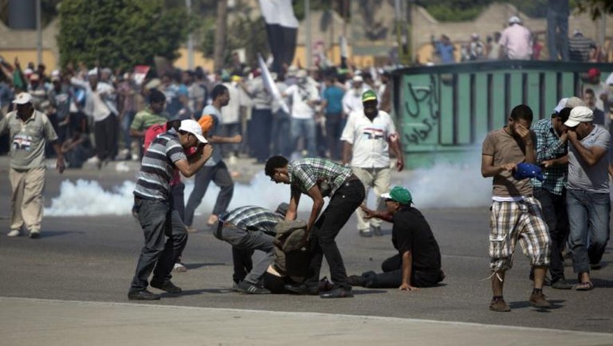 Des manifestants pro-Morsi aident l'un des leurs touché par des tirs de l'armée, le 5 juillet 2013 au Caire