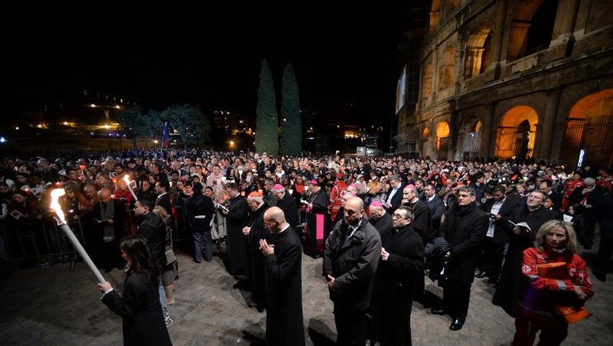 La foule lors de la cérémonie du Chemin de Croix à Rome, au Colisée, le 18 avril 2014