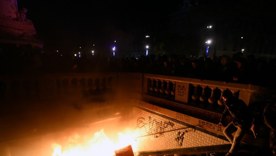 Un feu est allumé à l'entrée de la station de métro République à Paris pendant un rassemblement de Nuit Debout le 1er mai 2015