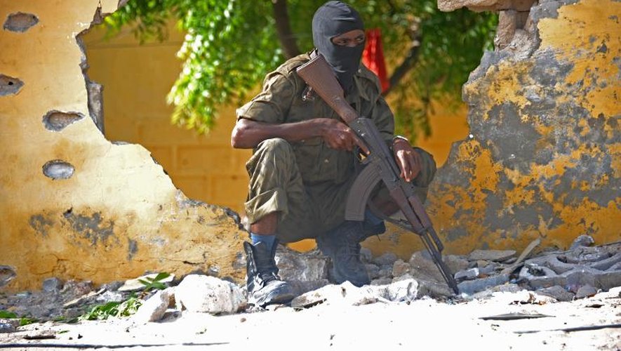 Un soldat somalien en position près de la zone où des shebab ont perpétré une attaque à Mogadiscio, le 21 juin 2015