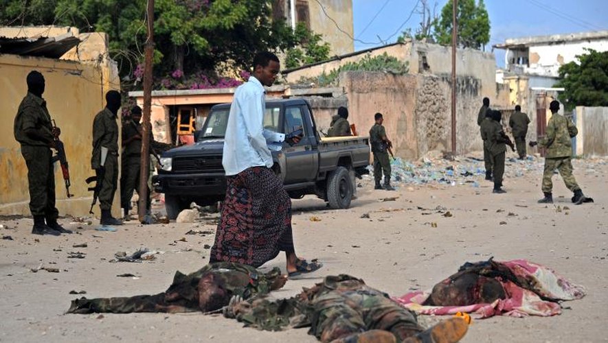 Le corps d'un shebab après l'attaque suicide à Mogadiscio le 21 juin 2015