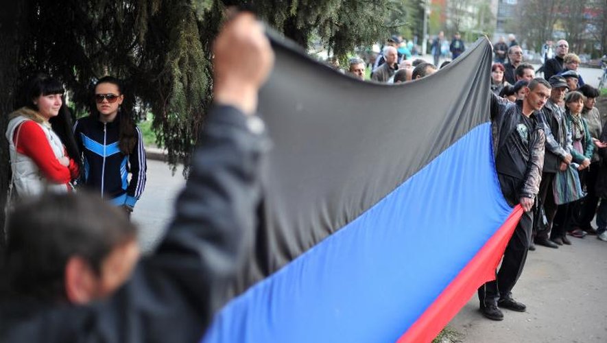 Des pro-russes brandissent un drapeau de l'autoproclamée "République de Donetsk" lors d'un rassemblement séparatiste, le 18 avril 2014 à Slaviansk, en Ukraine