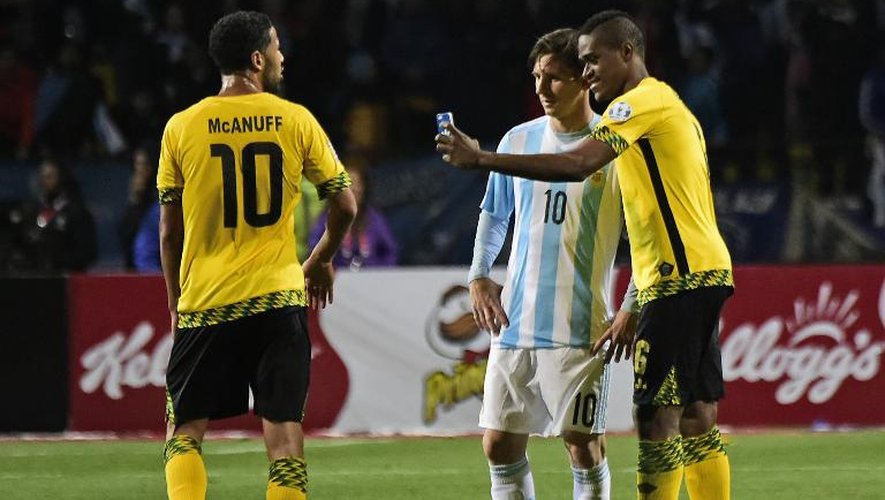 Le Jamaïcain Deshorn Brown prend un selfie avec la star argentine Lionel Messi, à la Copa America, le 20 juin 2015 à Vina del Mar