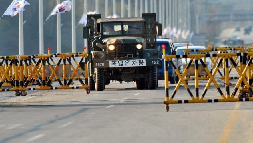 Un véhicule militaire sud-coréen le 26 avril 2013 à Paju sur la route menant au complexe industriel de Kaesong