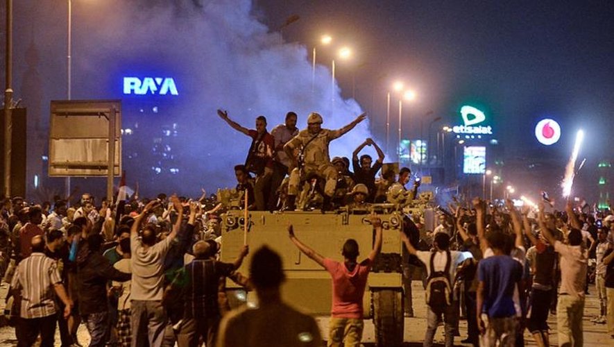 Les militaires acclamés par des manifestants le 5 juillet 2013 près de la place Tahrir au Caire