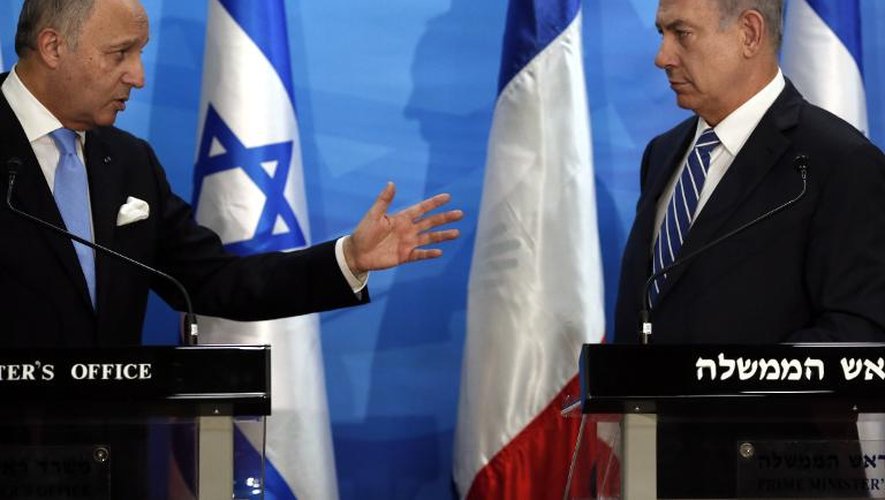 Le ministre français des Affaires étrangères Laurent Fabius (g) et le Premier ministre israélien Benjamin Netanyahu, le 21 juin 2015 à Jérusalem