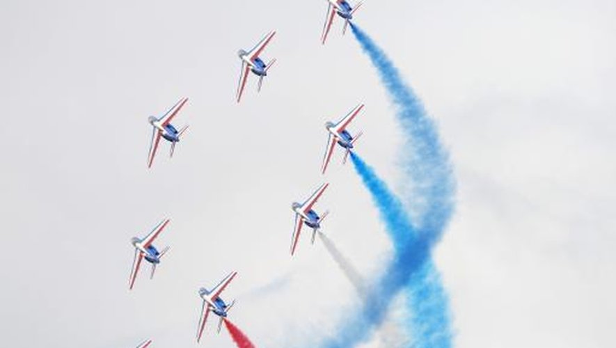 Des jets de la Patrouille de France en pleine démonstration dans le ciel du Bourget, le 20 juin 2015