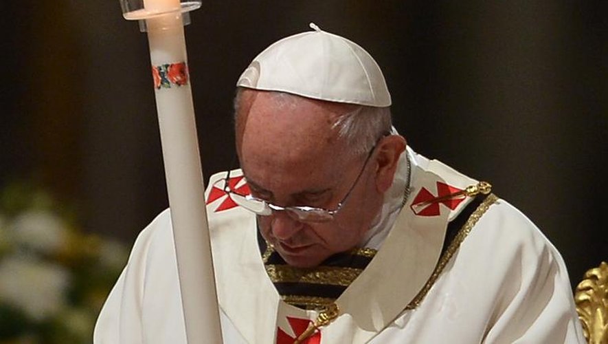 Le pape François lors de la veillée pascale dans la basilique Saint-Pierre à Rome, le 19 avril 2014