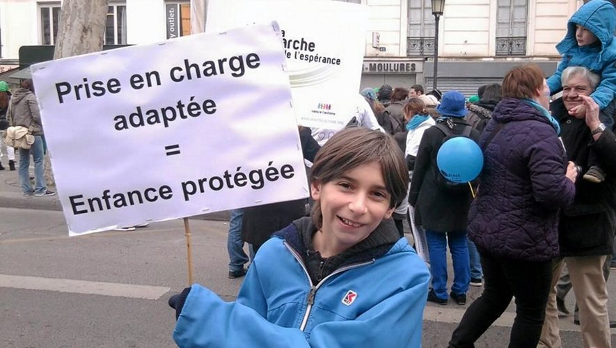 Andréa avait le soutien de ses camarades pendant qu’il manifestait à Paris.