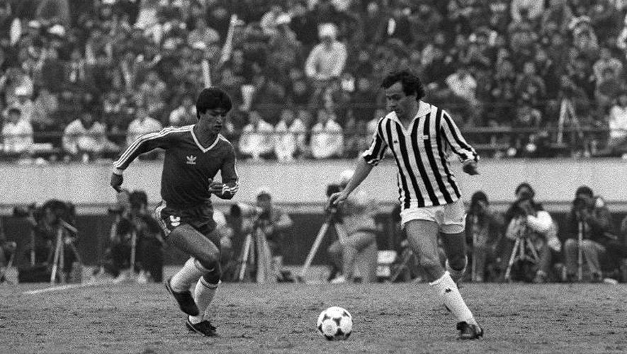 Michel Platini avec la Juventus face à Argentinos Juniors lors de la Coupe intercontinentale le 8 décembre 1985 à Tokyo