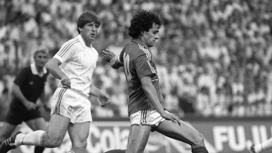Michel Platini lors d'un match avec les Bleus face à la Yougoslavie de Safet Susic (g), à l'Euro-84, le 19 juin à Saint-Etienne
