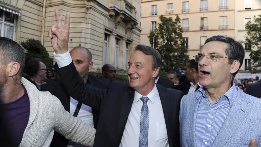 Le candidat du parti Les Républicains Rémi Muzeau (c) en compagnie de Patrick Devedjian (d) après sa victoire à l'élection municipale partielle à Clichy-La-Garenne, le 21 juin 2015