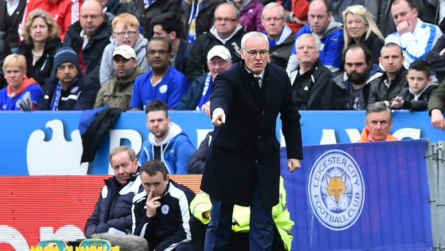 Le manager de Leicester Claudio Ranieri donne des instructions lors du match face à Swansea, le 24 avril 2016 à Leicester