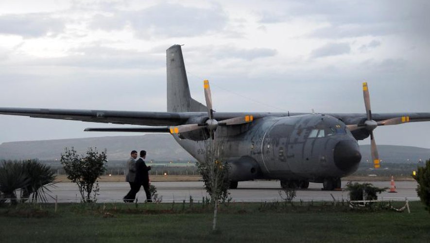 L'avion Air Force Transall transportant les 4 ex-otages sur le tarmac de l'aéroport de Gaziantep en Turquie le 19 avril 2014