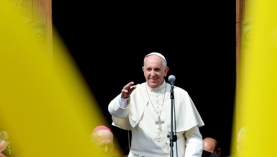 La pape François salue les fidèles en sortant de l'église Santa Maria Ausiliatrice de Turin, le 21 juin 2015