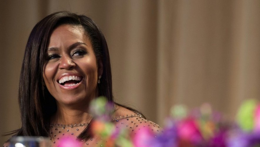 La Première dame Michelle Obama rie à une blague de son mari à la Maison Blanche à Washington le 30 avril 2016