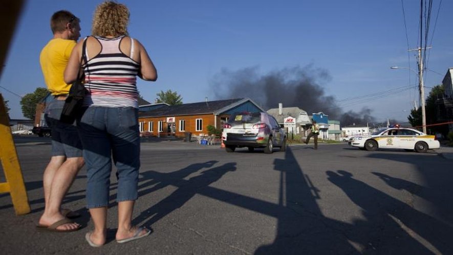 Des habitants de Lac-Megantic le 6 juillet 2013 après l'explosion d'un convoi de wagons-citernes