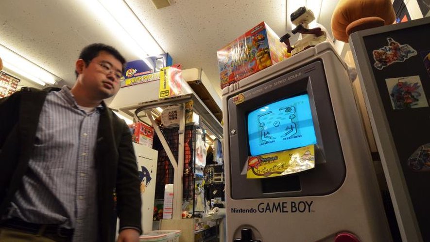 Un magasin de jeux vidéo à Tokyo avec un stand Nintendo le 17 avril 2014