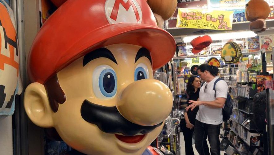 Un personnage géant de Super Mario dans une boutique de jeux vidéos à Tokyo le 17 avril 2014