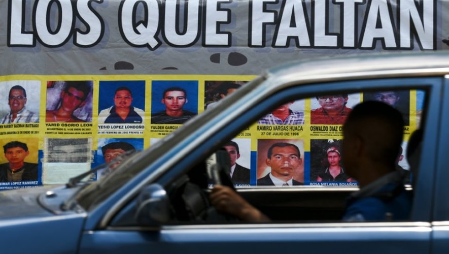 Bannière présentant des photographies des disparus du conflit armé, à Cali en Colombie le 14 mars 2016