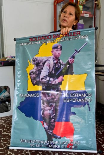 Mariela Patiño montre un poster avec une photo de son fils Manuel Alejandro Castro Patiño, soldat colombien enlevé par les Farc en 2003, lors d'une interview à Cali en Colombie le 14 mars 2016
