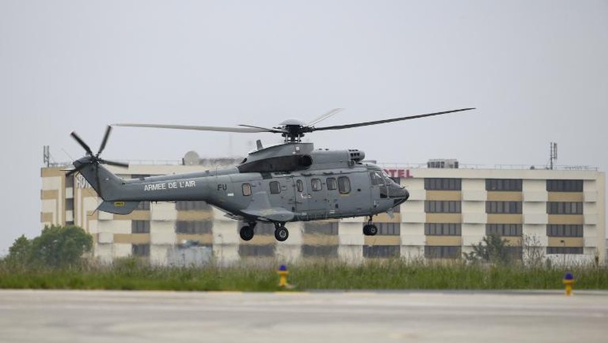 L'hélicoptère transportant les quatre journalistes ex-otages en Syrie atterrit à Villacoublay le 20 avril 2014