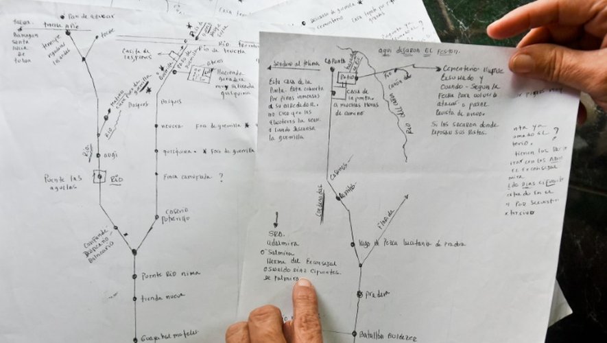 Zamira Diaz montre des cartes données par les Farc indiquant la localisation de la dépouille de son frère Oswaldo Diaz Fuentes, enlevé par les guerrilleros en octobre 2001, lors d'une interview à Palmira en Colombie le 14 mars 2016