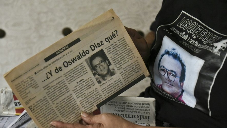 Zamira Diaz montre des coupures de presse à propos de son frère Oswaldo Diaz Fuentes, enlevé par les guerrilleros en octobre 2001, lors d'une interview à Palmira en Colombie le 14 mars 2016