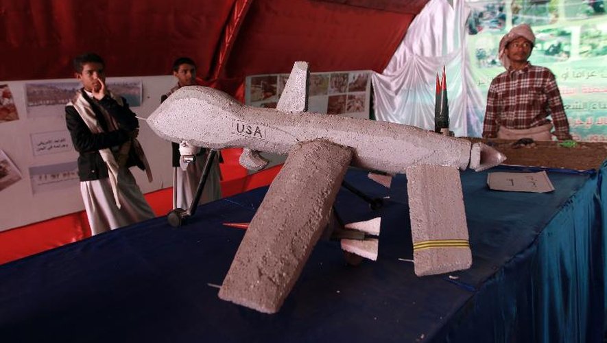 Un Yéménite regarde un drone lors d'une exposition à Sanaa le 19 avril 2014