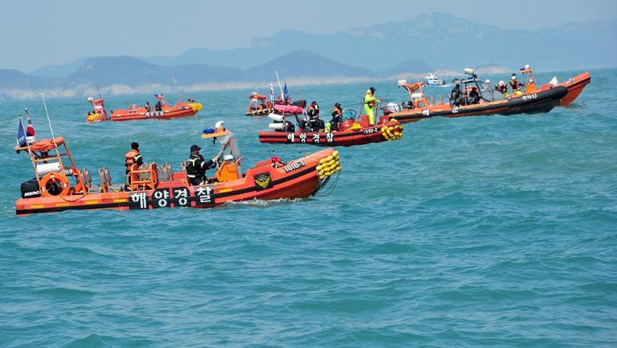Des secouristes cherchent des passagers disparus dans le naufrage du ferry Sewol au large de Jindo le 20 avril 2014