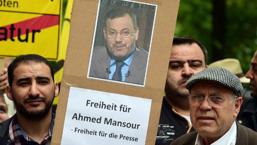 Des partisans du président égyptien déchu Mohamed Morsi manifestent à Berlin pour la libération du journaliste d'Al-Jazeera, Ahmed Mansour, le 21 juin 2015