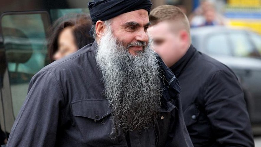 Le prédicateur radical Abou Qatada arrive chez lui, le 13 novembr 2012 à Londres, après avoir été libéré de prison