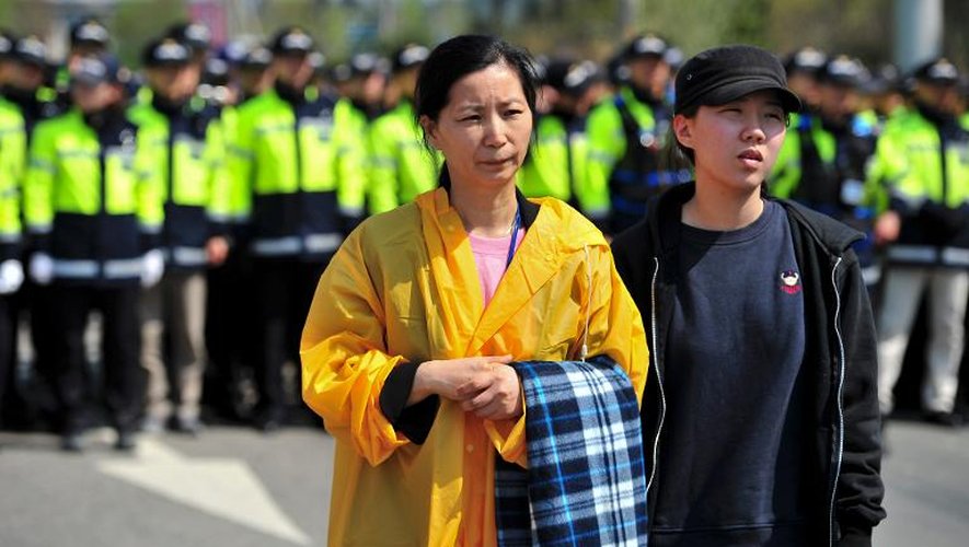 Des proches de passagers disparus marchent vers le palais présidentiel pour protester contre les opérations de secours à Jindo le 20 avril 2014