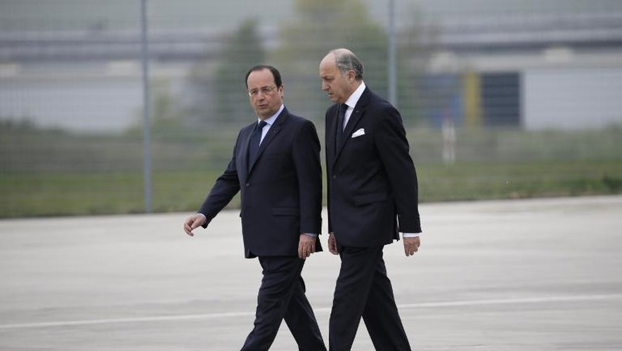 François Hollande et Laurent Fabius arrivent sur le tarmac de Villacoublay le 20 avril 2014