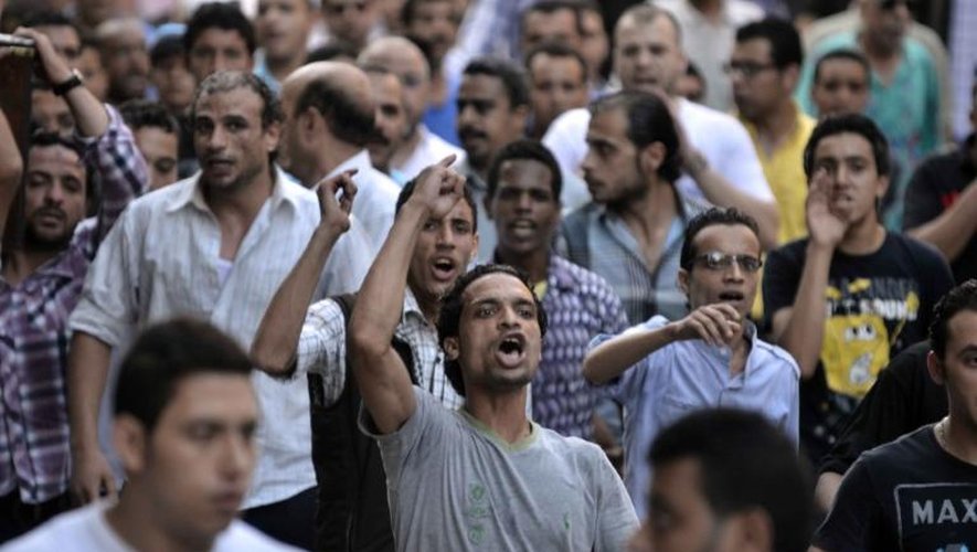 Des Egyptiens cirent des slogans lors des obsèques de victimes des violences, le 6 juillet 2013 au Caire
