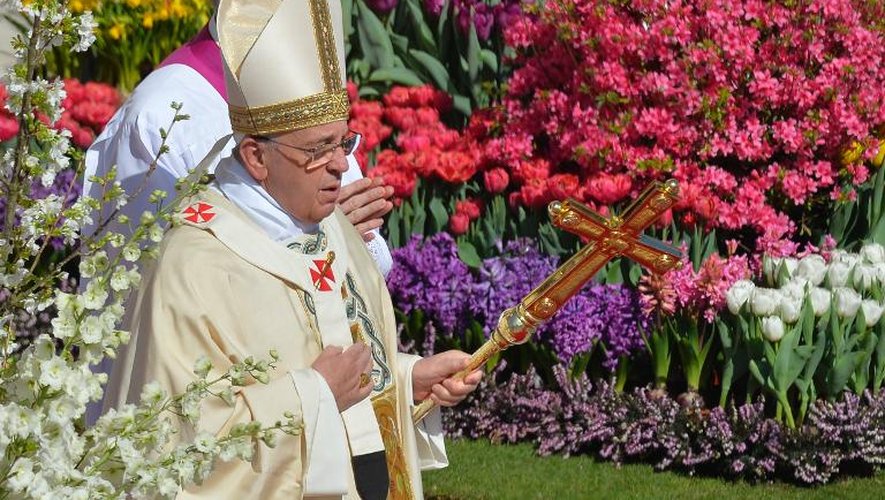 Le pape François célèbre la messe de Pâques place St-Pierre, au Vatican, le 20 avril 2014
